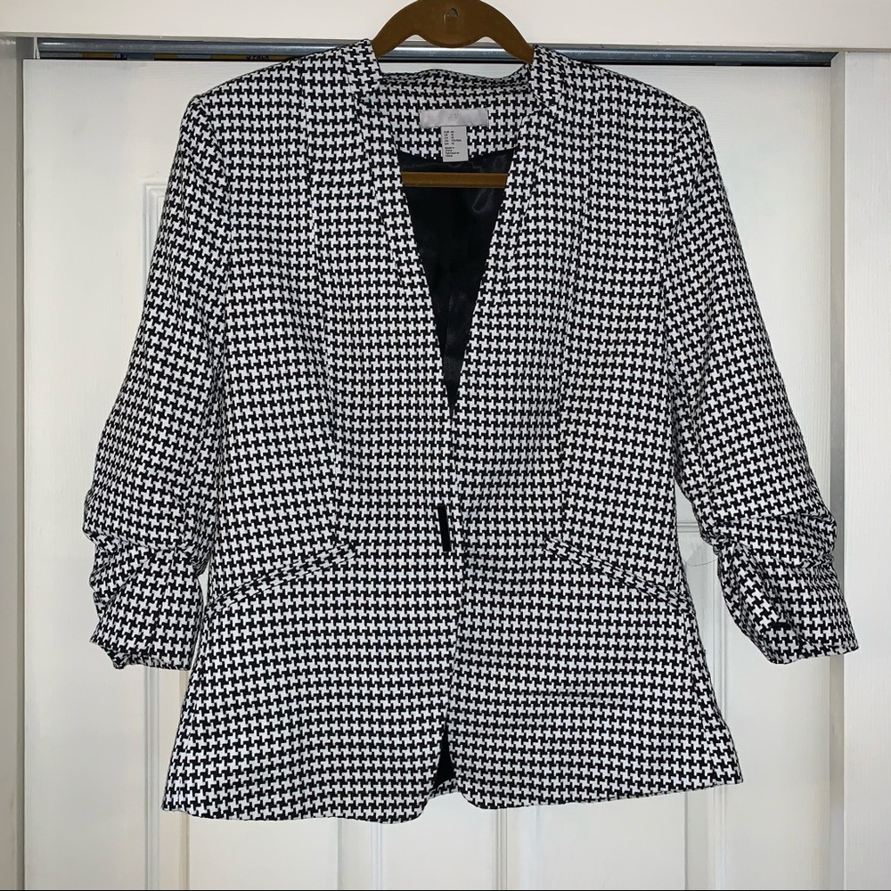 H&M Black & White 3/4 Sleeve Blazer. Size 10.